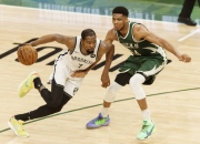 英雄联盟总决赛赛程-关于布鲁克林篮网翻盘密尔沃基雄鹿，苏亚雷斯三分雨点燃全场焦点之战八强赛，锁定晋级资格的信息