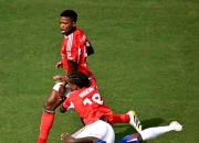 LOL赛事-包含比赛精彩瞬间：球员尽展身手，场上惊险追逐的词条