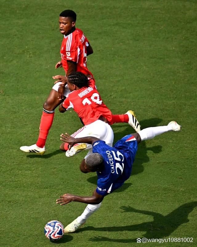 包含比赛精彩瞬间:球员尽展身手,场上惊险追逐的词条 包含比赛精彩瞬间:球员尽展身手,场上惊险追逐的词条