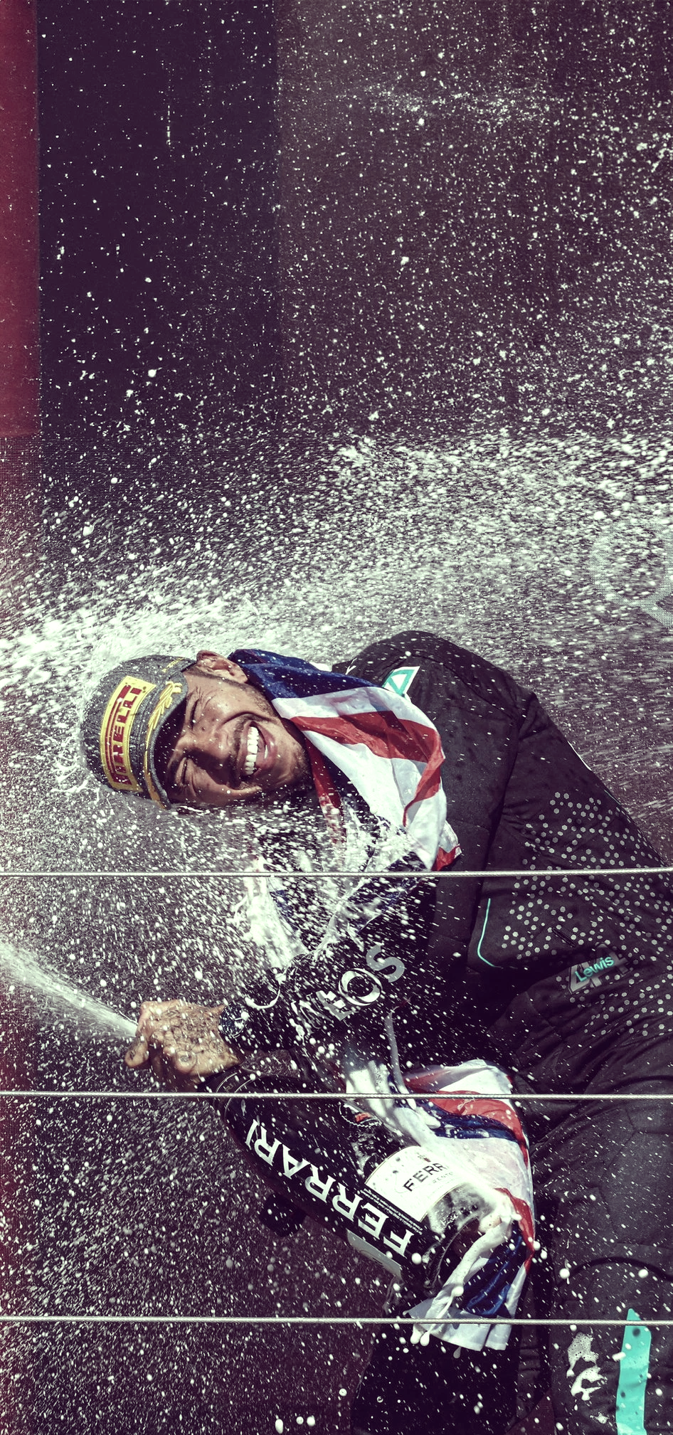 英国游泳选手实现突破,庆祝胜利 英国游泳选手实现突破,庆祝胜利