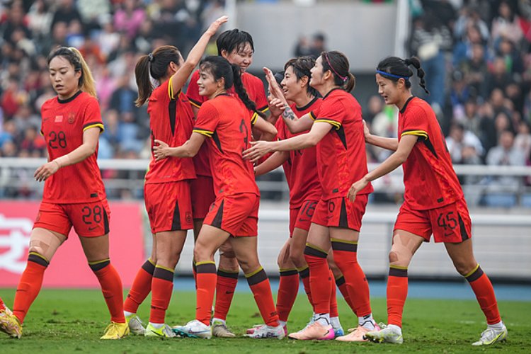 中国女足斩获国际赛一连胜赛后欢呼合影的简单介绍 中国女足斩获国际赛一连胜赛后欢呼合影的简单介绍