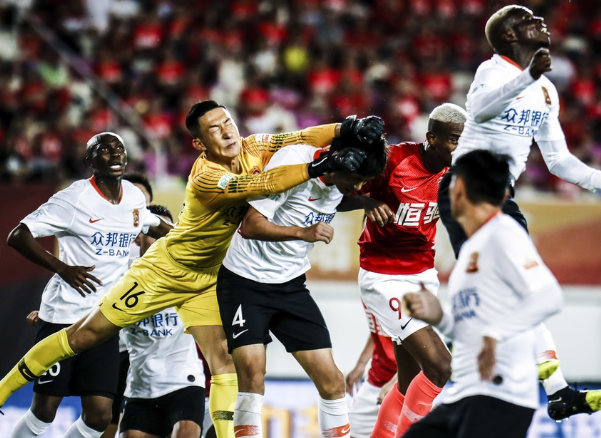 战火再起:国安对恒大展开较量 战火再起:国安对恒大展开较量