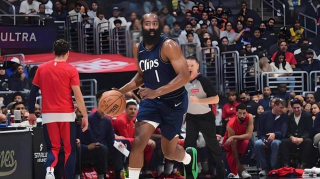 爵士鏖战新疆队,哈登扛起全队 爵士鏖战新疆队,哈登扛起全队